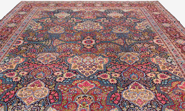 A semi-antique Kerman / Yazd carpet, ca 496 x 322 cm.