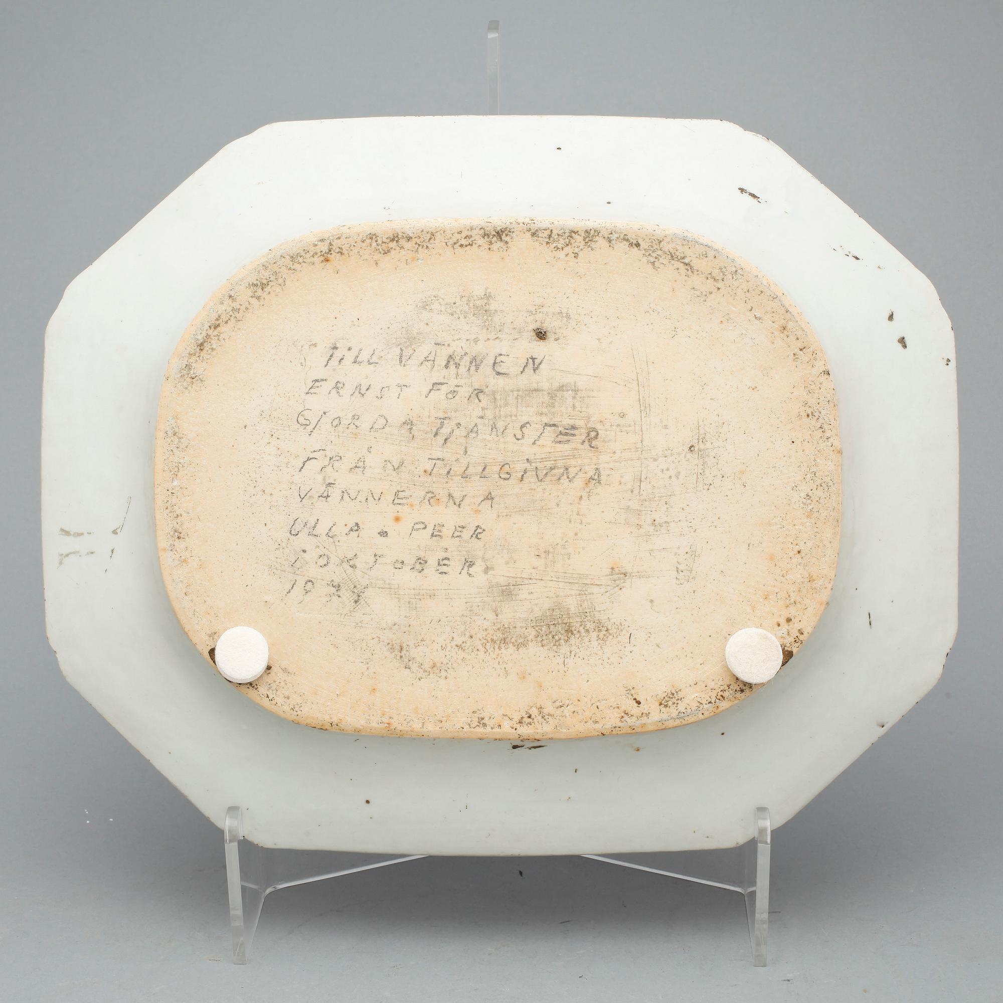 STEKFAT samt TALLRIKAR, 4 delar, porslin, Qing dynastin, Kangxi resp Qianlong, 1700-tal.