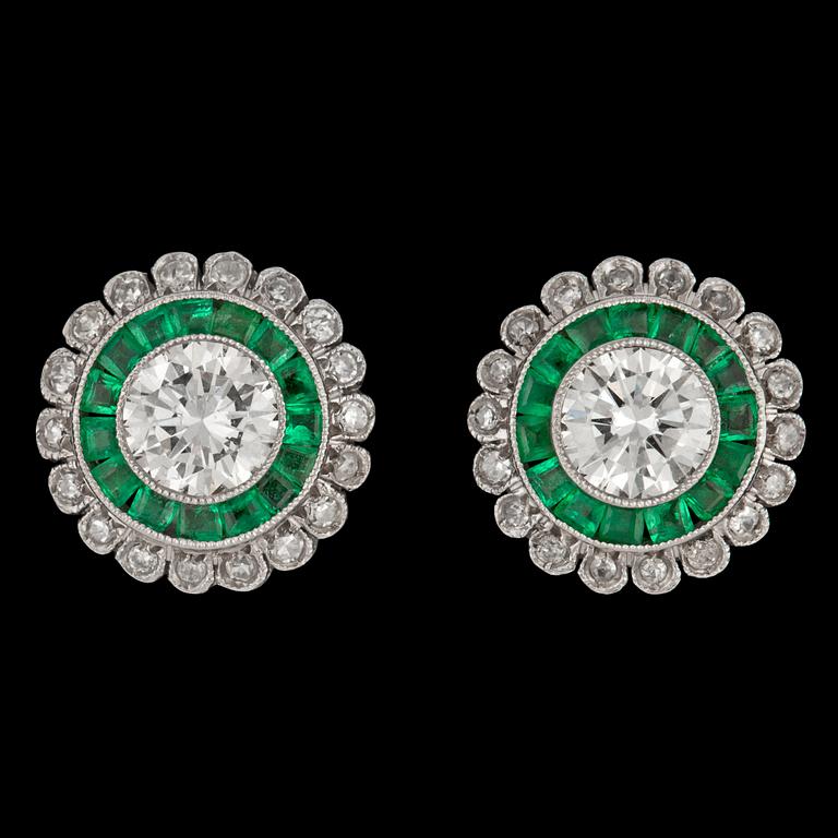 A pair of brilliant cut diamonds, tot. app. 1 cts, and emerald earrings.
