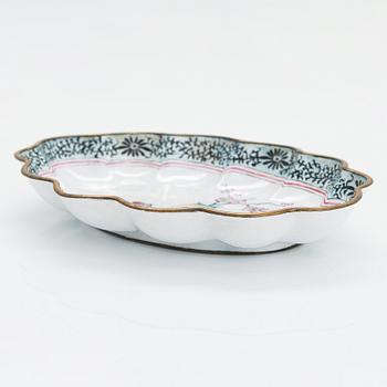 Fat, emaljerad mässing, Qingdynastin, 1800-talets slut.