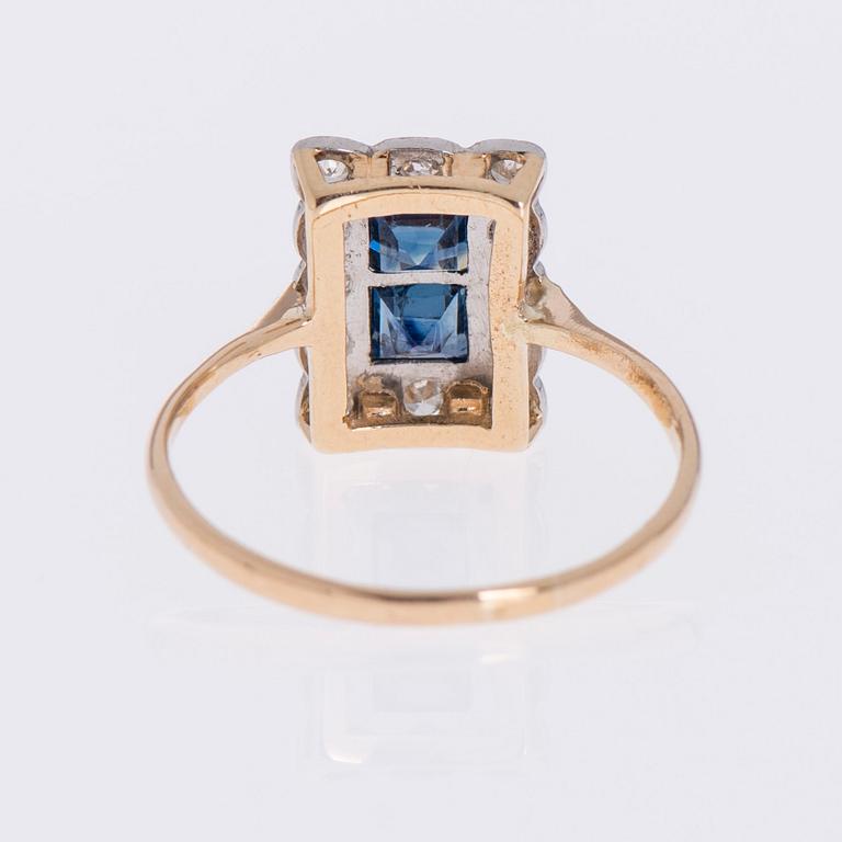 RING, två carréslipade safirer, åttkantslipade diamanter, 14K guld.