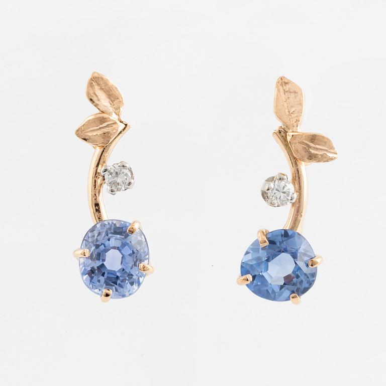 Örhängen med safirer och briljantslipade diamanter.