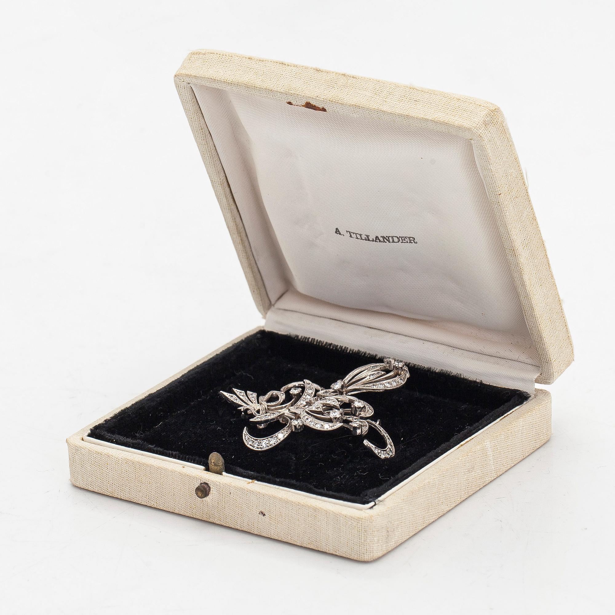A. Tillander, Brosch, palladium med briljant- och åttkantslipade diamanter. Helsingfors.