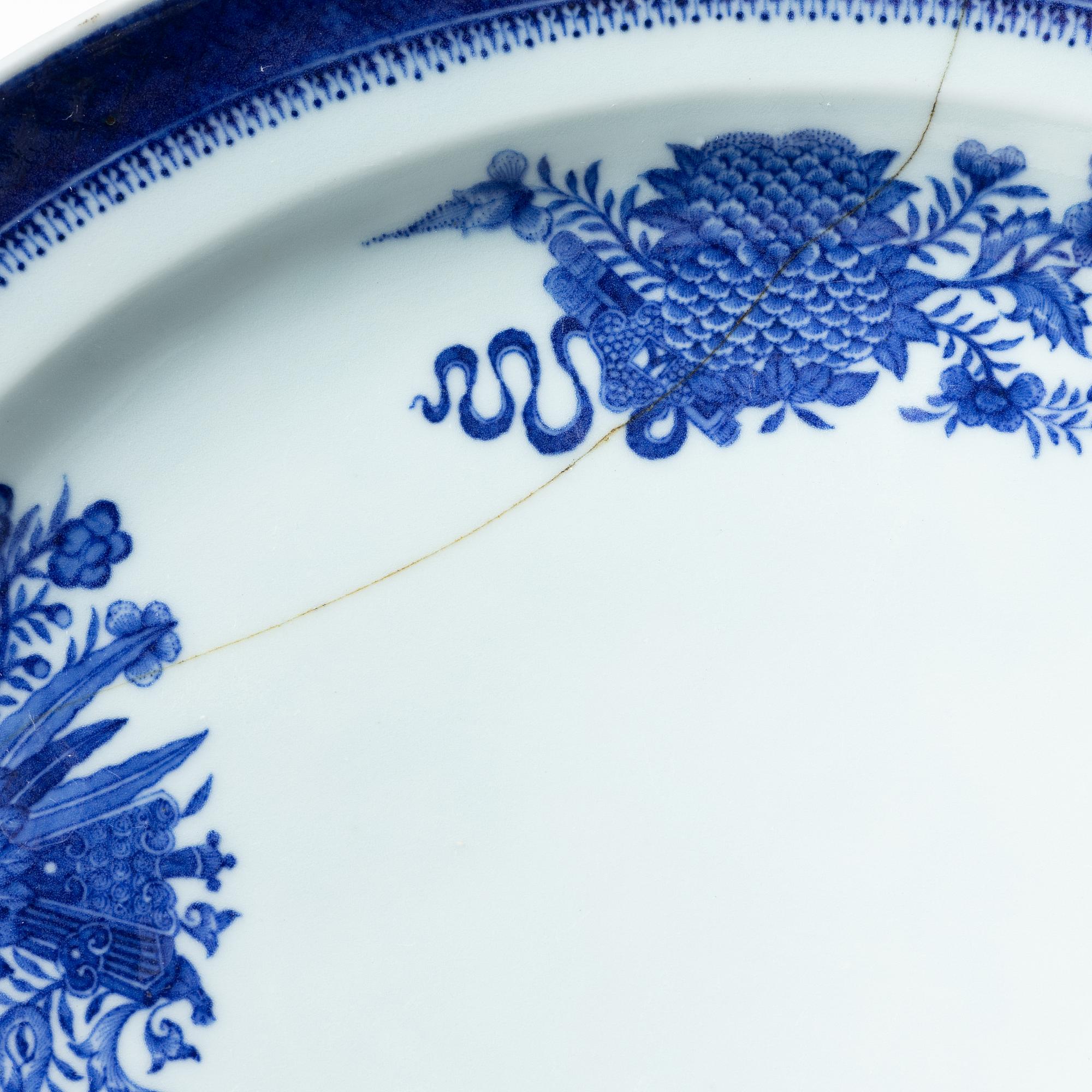 Four Chinese blue and white export porcelain plates and a serving dish, Qing dynasty, Jiaqing (1796-1820).