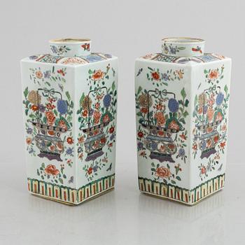 Vaser, ett par, porslin, famille verte, sen Qingdynasti, Kina omkring år 1900.