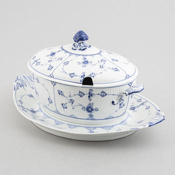 A Royal Copenhagen musselmaalet tureen with cover and stand, plain fluted, 1894-1900. Model 361.