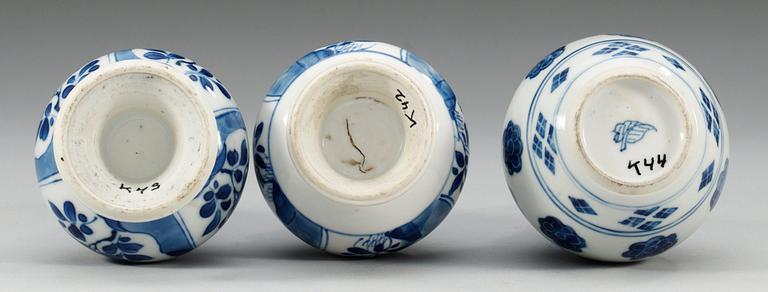 A set of three blue and white rose water sprinklers, Qing dynasty, Kangxi (1662-1722). (3).