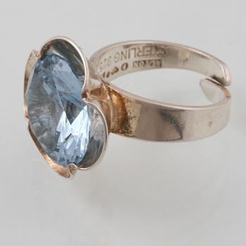 RING, sterlingsilver med fasettslipad syntetisk sten, Alton, Falköping, 1975. Vikt 7,3 gram.