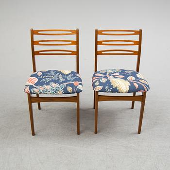 MATGRUPP, sex stolar samt bord. 1950-tal, två iläggsskivor medföljer.