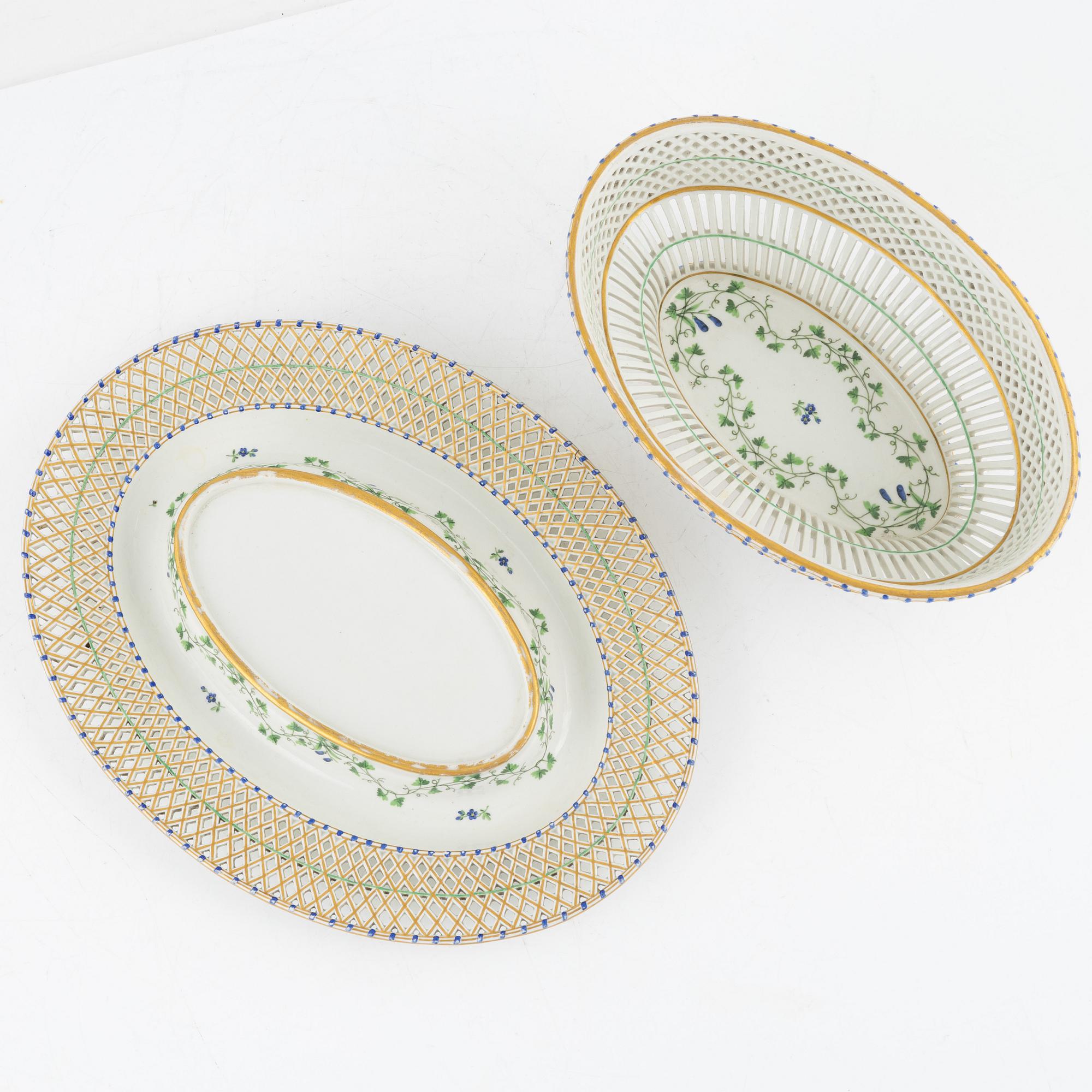 A porcelain bowl with stand, 19th century.