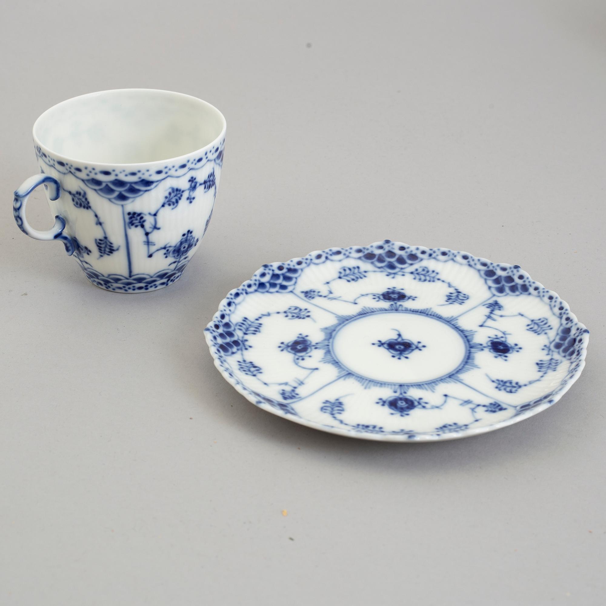 12 porcelain coffee cups and saucers + 1 vase from Royal Copenhagen, Denmark.
