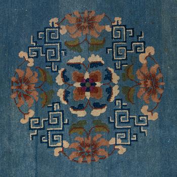 A carpet, a semi-antique China, ca 329,5-332 x 241,5 cm (as well as 1-1,5 cm flat weave at the ends).