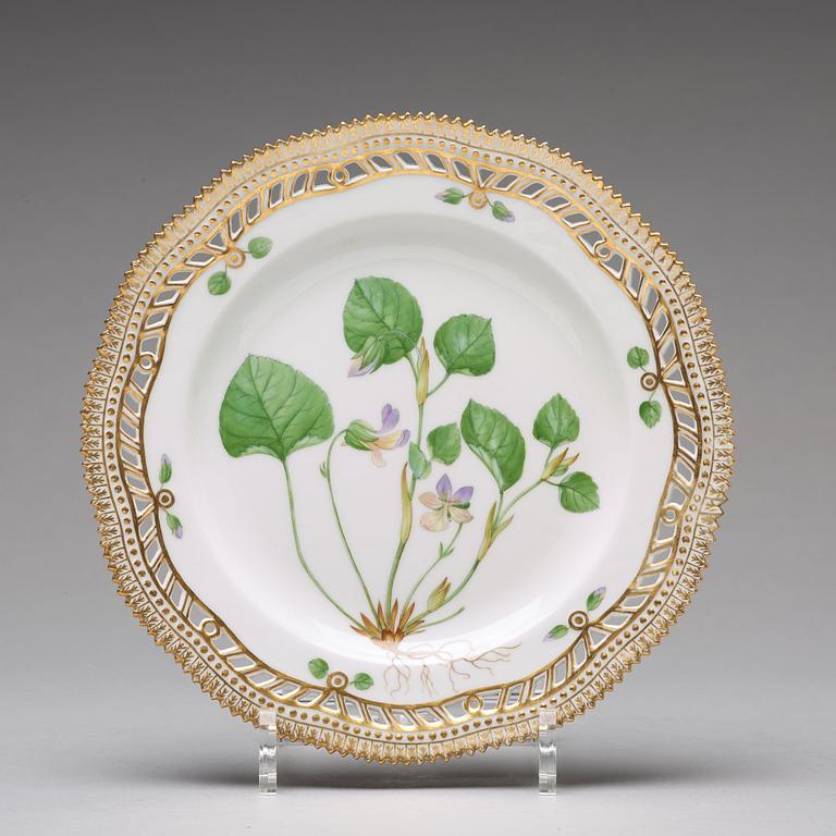 DESSERTTALLRIKAR, 12 stycken, porslin. "Flora Danica", Royal Copenhagen, Danmark, 1900-tal.