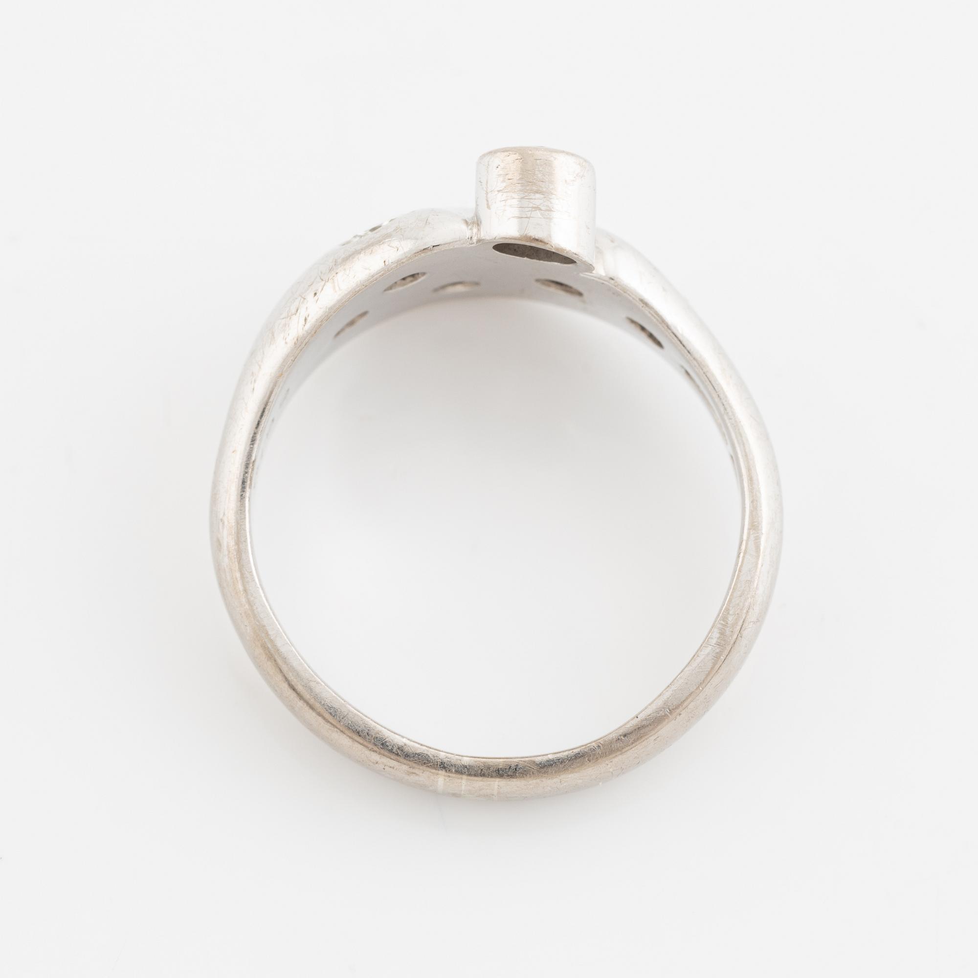 An 18K white gold ring set with round brilliant-cut diamonds.