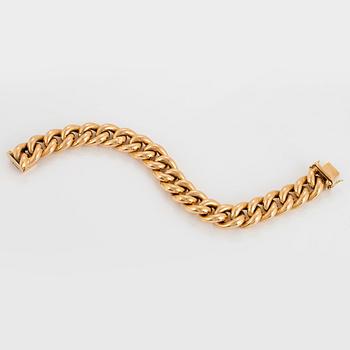 An 18K gold curb-link bracelet.