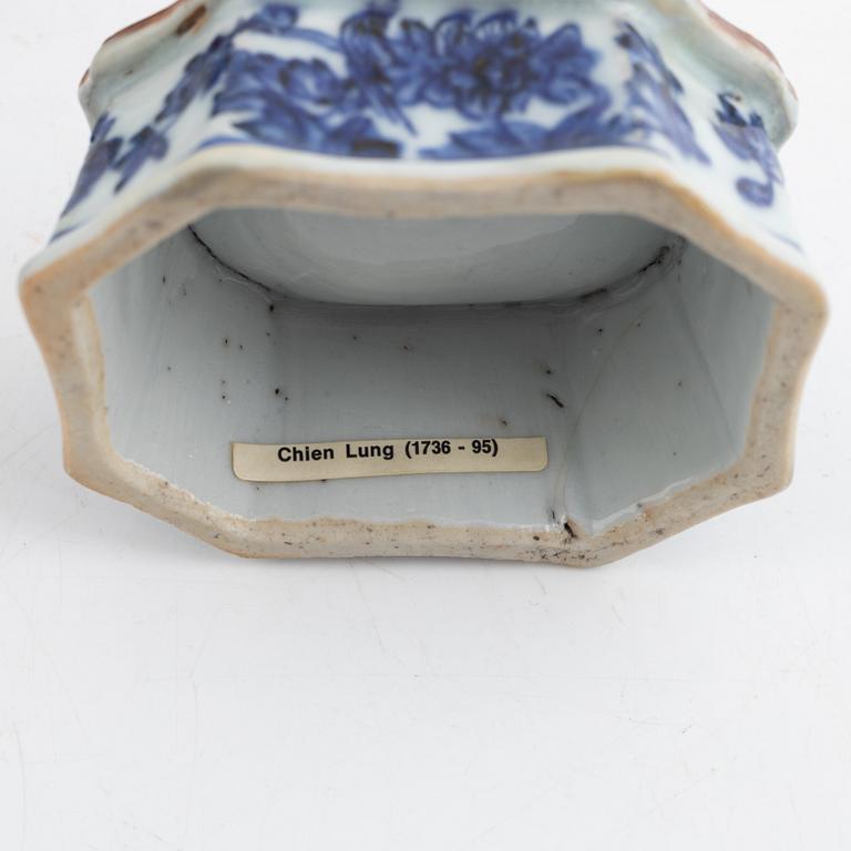 Two Chinese blue and white porcelain sauce boats and a pair of salts, also three small dishes, Qing dynasty, 18th centur.