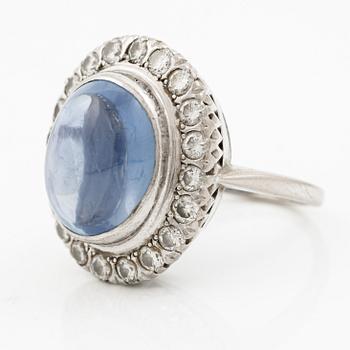 Ring, cocktailring 18K vitguld med cabochonslipad safir och briljantslipade diamanter.