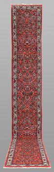 A Sarouk runner, approx. 580 x 84 cm.