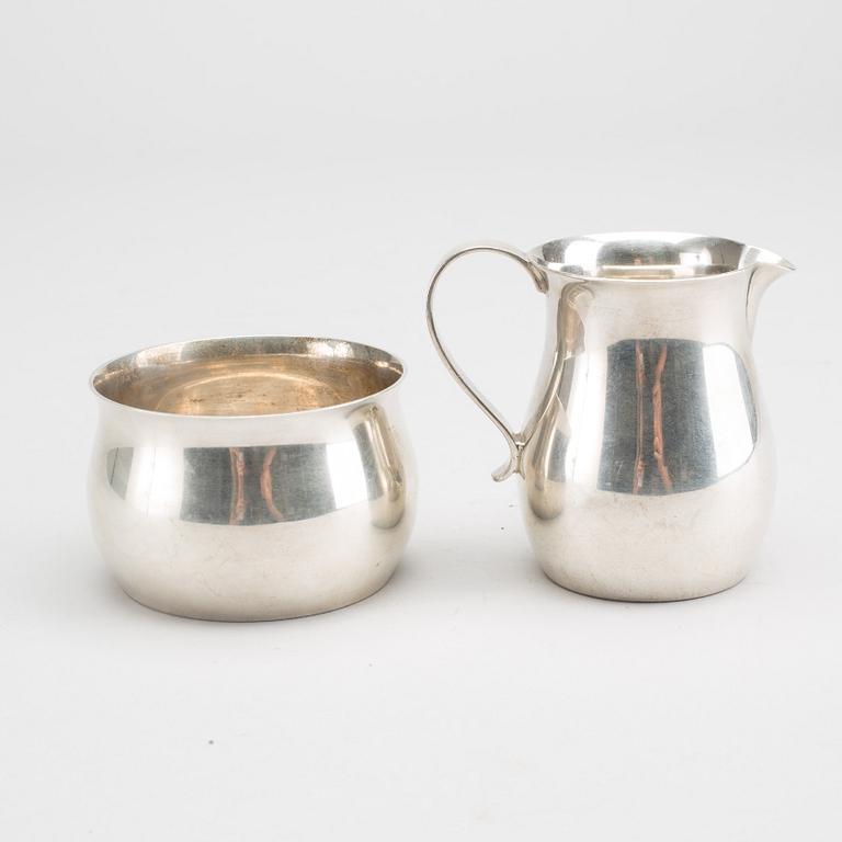 A sterlingsilver Tiffany & Co bowl and jug. App 230 gram.