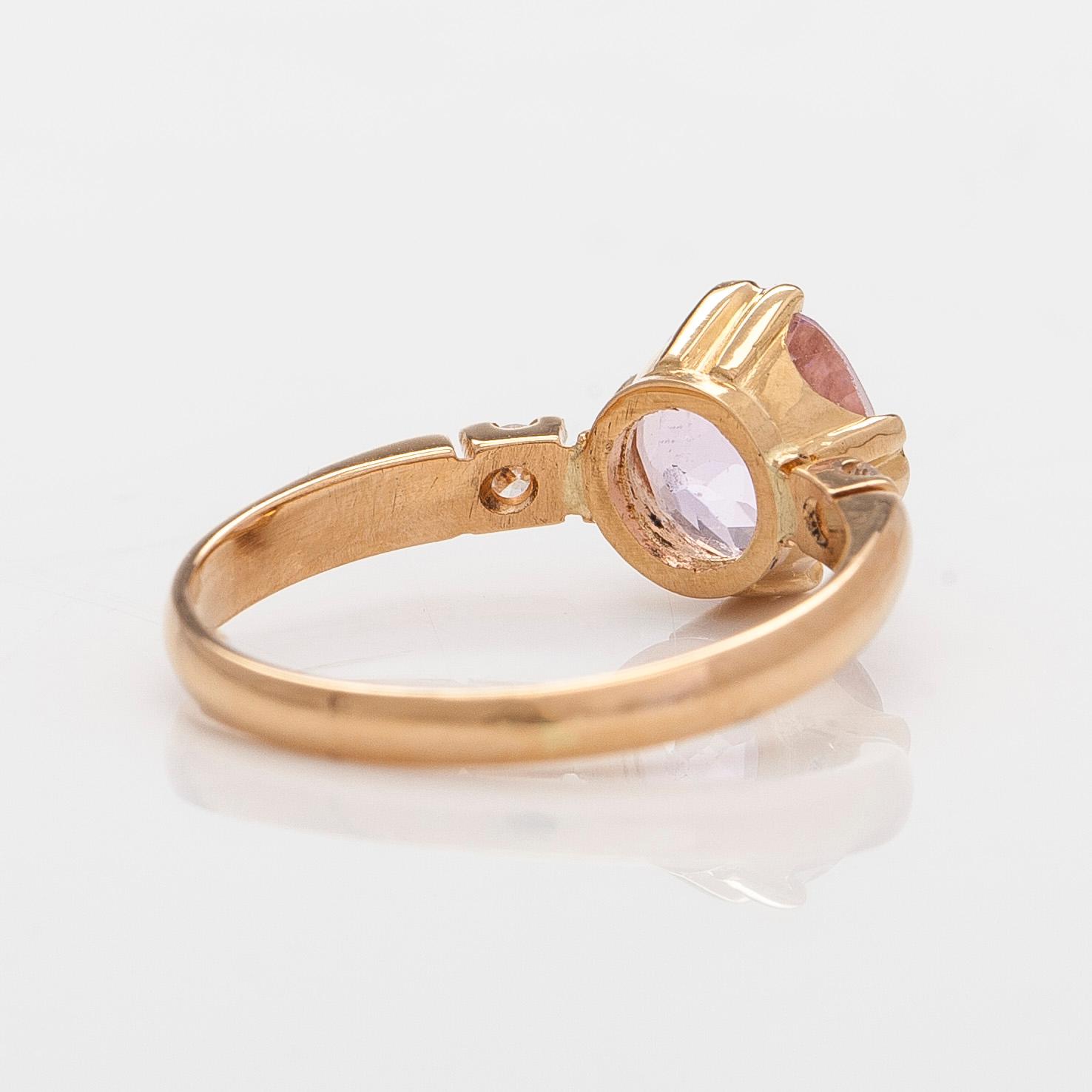 Sormus, 18K kultaa, kunziitti ja timantteja.