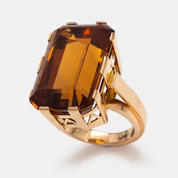 Oskar Pihl, An 18K gold cocktail ring with a citrine. A Tillander, Helsinki 1954.