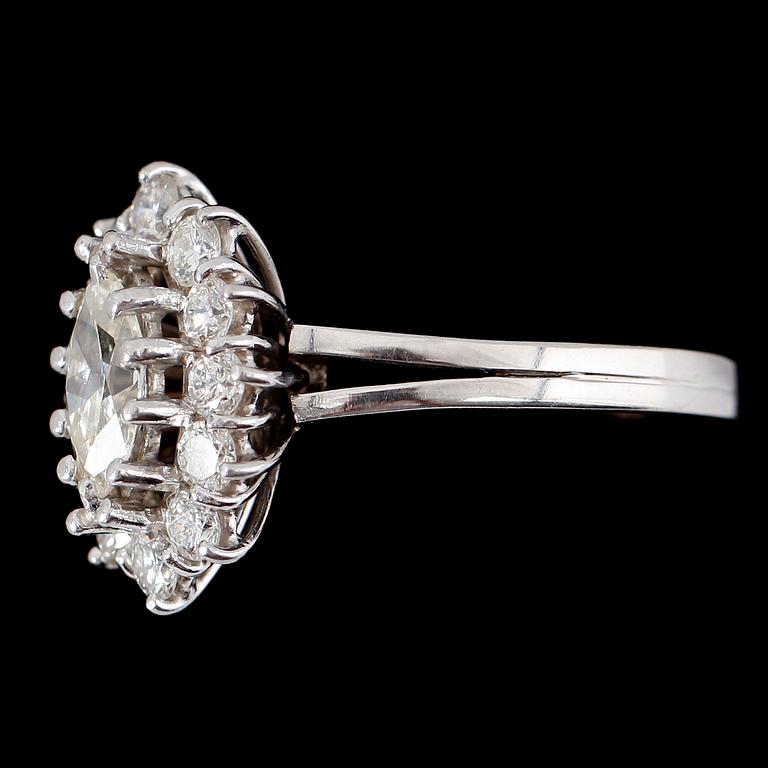 RING, platina, briljant och marquiseslipade diamanter tot ca 1.78 ct.