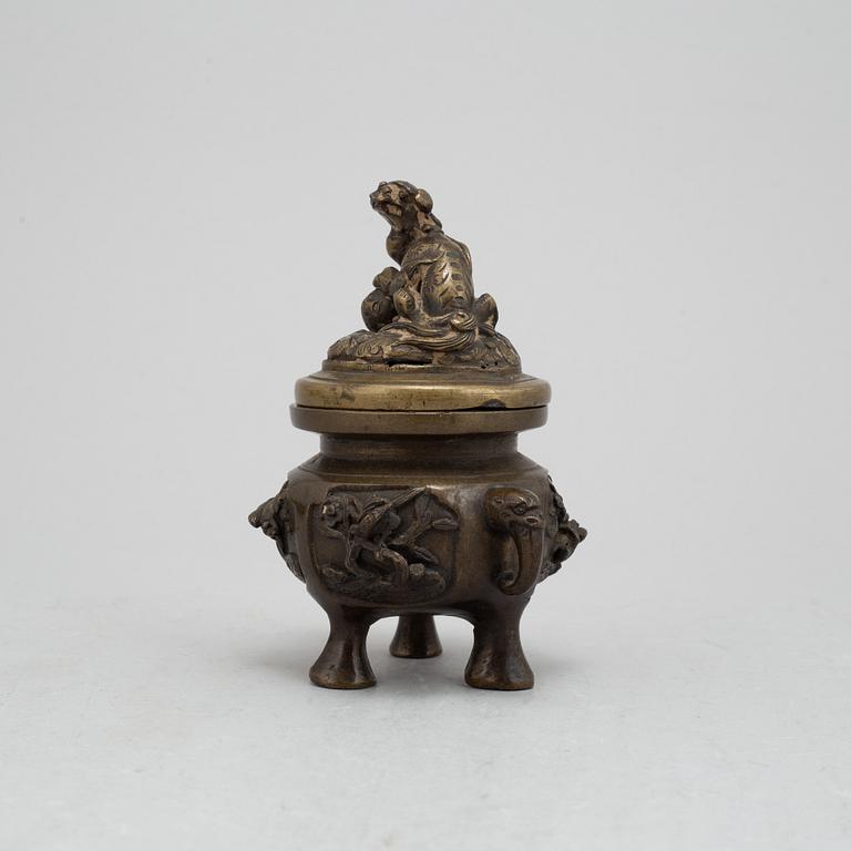 A Chinese bronze censer with lid, Qing dynasty, 19th century.