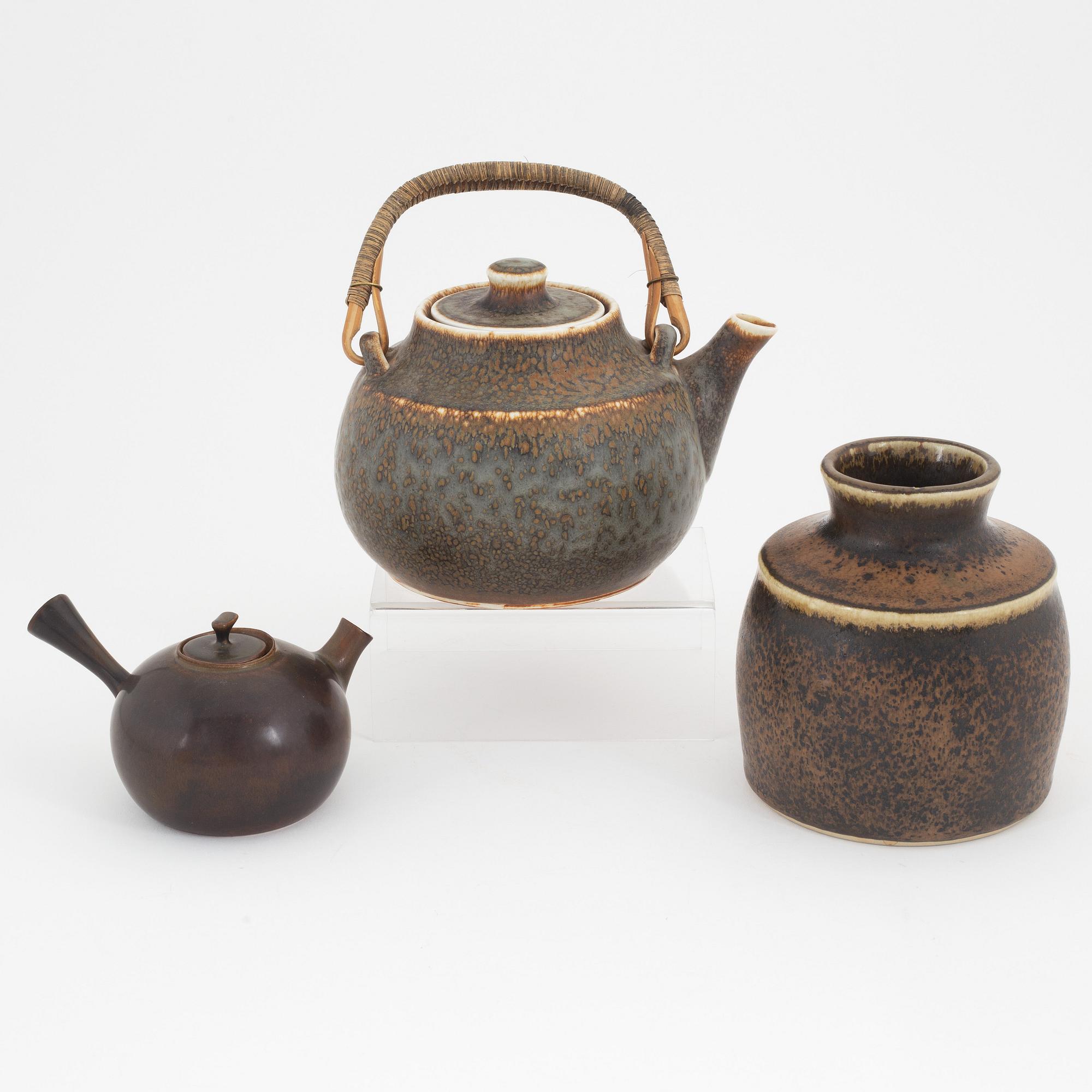 Carl-Harry Stålhane, two stoneware teapots and a bowl, Rörstrand.