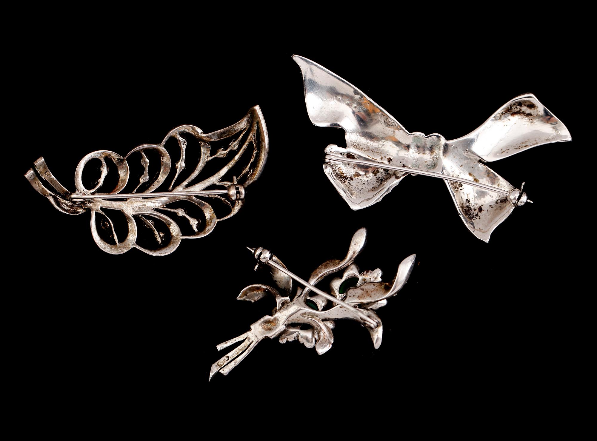 BROSCHER, 3 st, silver och markasiter, 1900-talets första hälft.