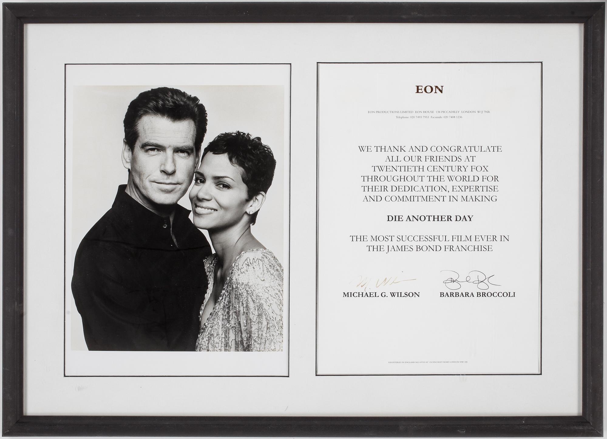 FOTOGRAFI, "Die Another Day", egenhändigt signerad av producenterna Michael G. Wilson & Barbara Broccoli.