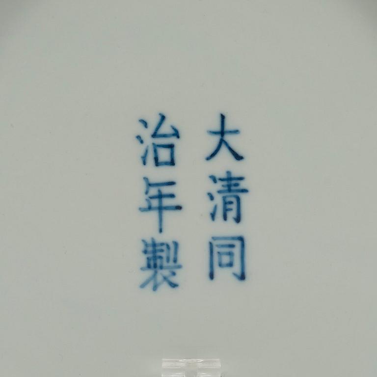 A wucai dish, Qing dynasty with Tongzhis six character mark and period (1862-74).