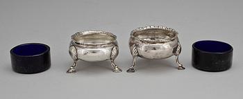 SALTKAR, 2 st, silver, Thomas Sheph, London, England 1772 samt Fuller White, London 1750. Tot vikt ca 243 g.