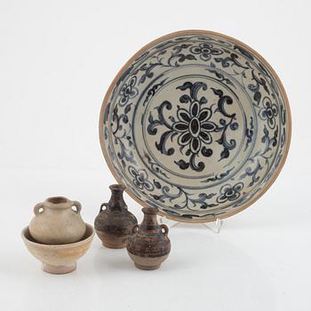 A blue and white porcelain bowl and two lidded boxes, China, Ming dynasty (1368-1644).