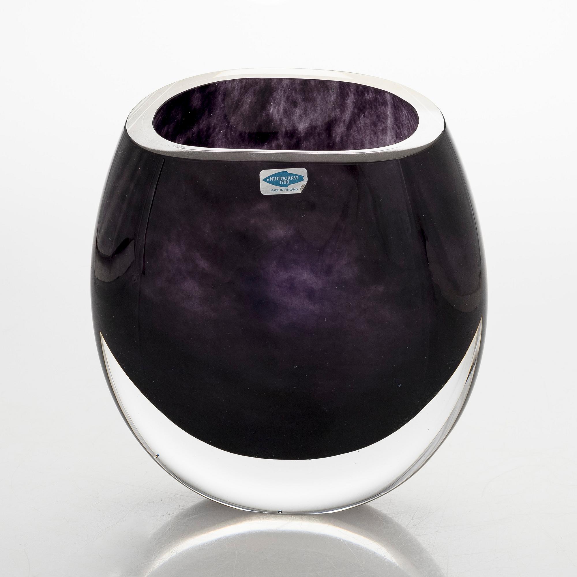 Kerttu Nurminen, vas, signerad K. Nurminen Nuutajärvi.