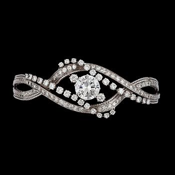 885. A totally circa 4.30 cts brilliant-cut diamond bracelet. Center stone circa 3.00 cts, quality circa H/VVS.