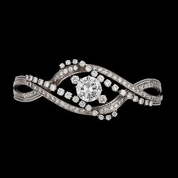 885. ARMBAND med diamanter. Briljantslipad diamant i mitten cirka 3.00 ct, kvalitet ca H/VVS.