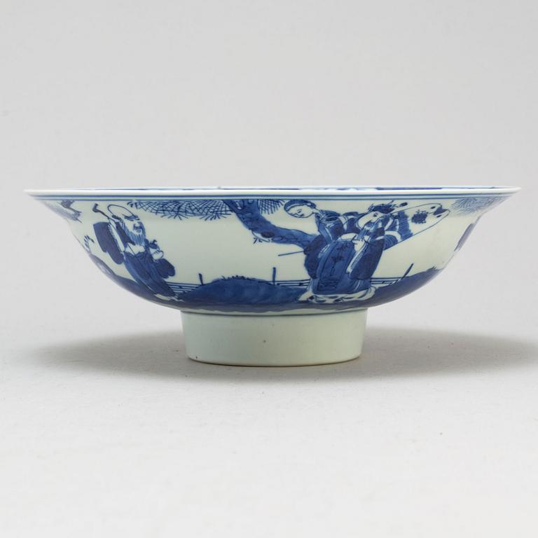A blue and white footed dish, Qing dynasty, early 20th century.
