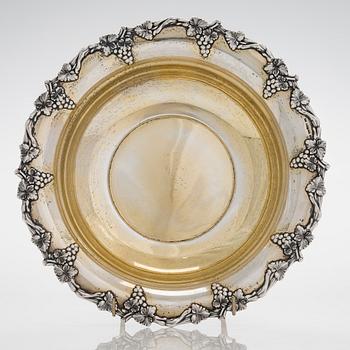 A percel-gilt silver fruit bowl, Helsinki 1941.