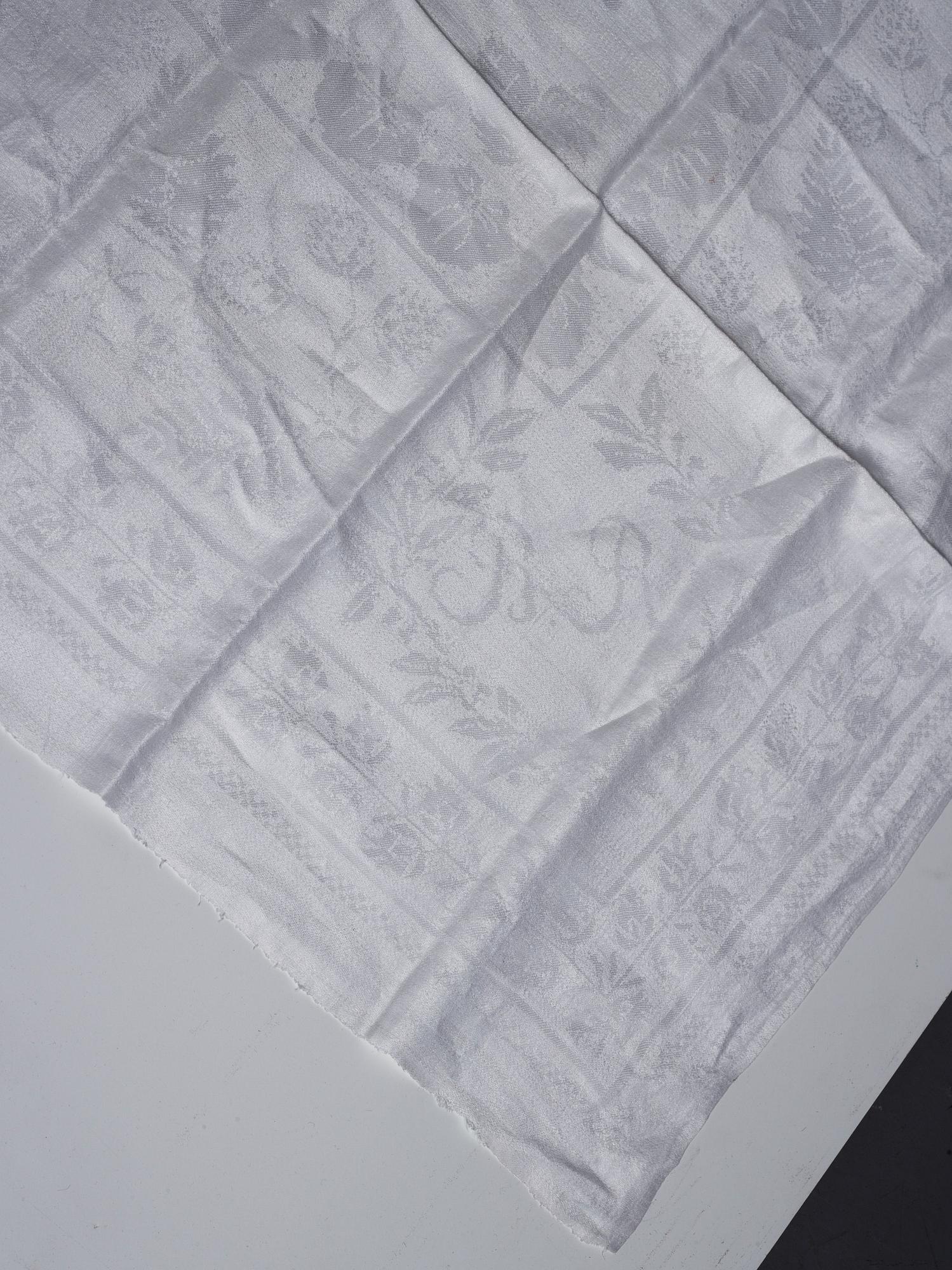 Teduk, linnedamast, ca 131-132 x 136,5-137,5 cm, med alliansvapen.