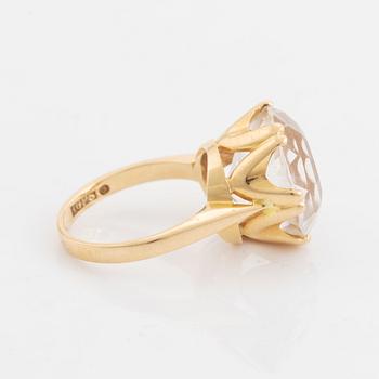 18K gold and round mixed cut rock crystal ring.