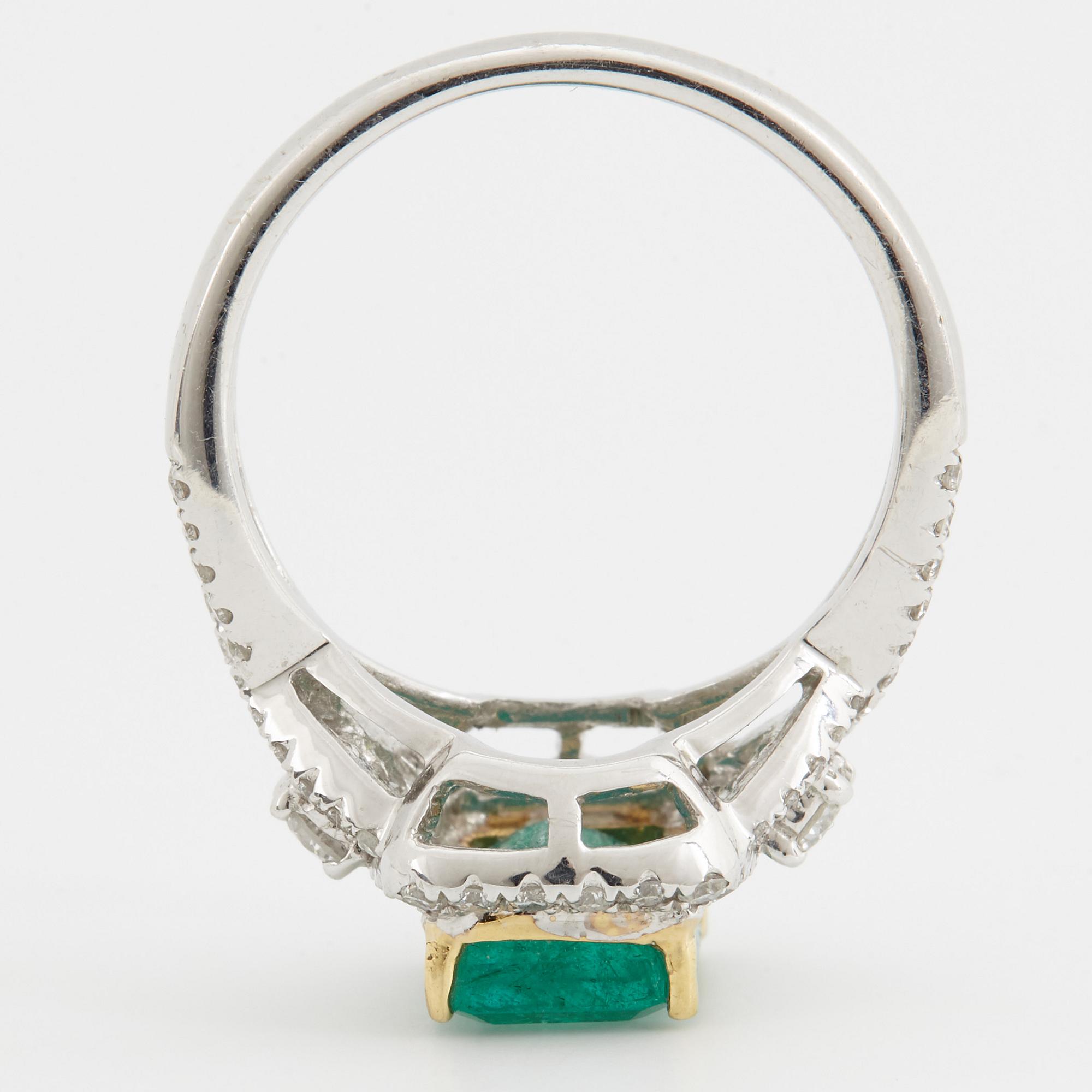 RING, med smaragd ca 2.20 ct samt briljantslipade diamanter ca 0.55 ct.