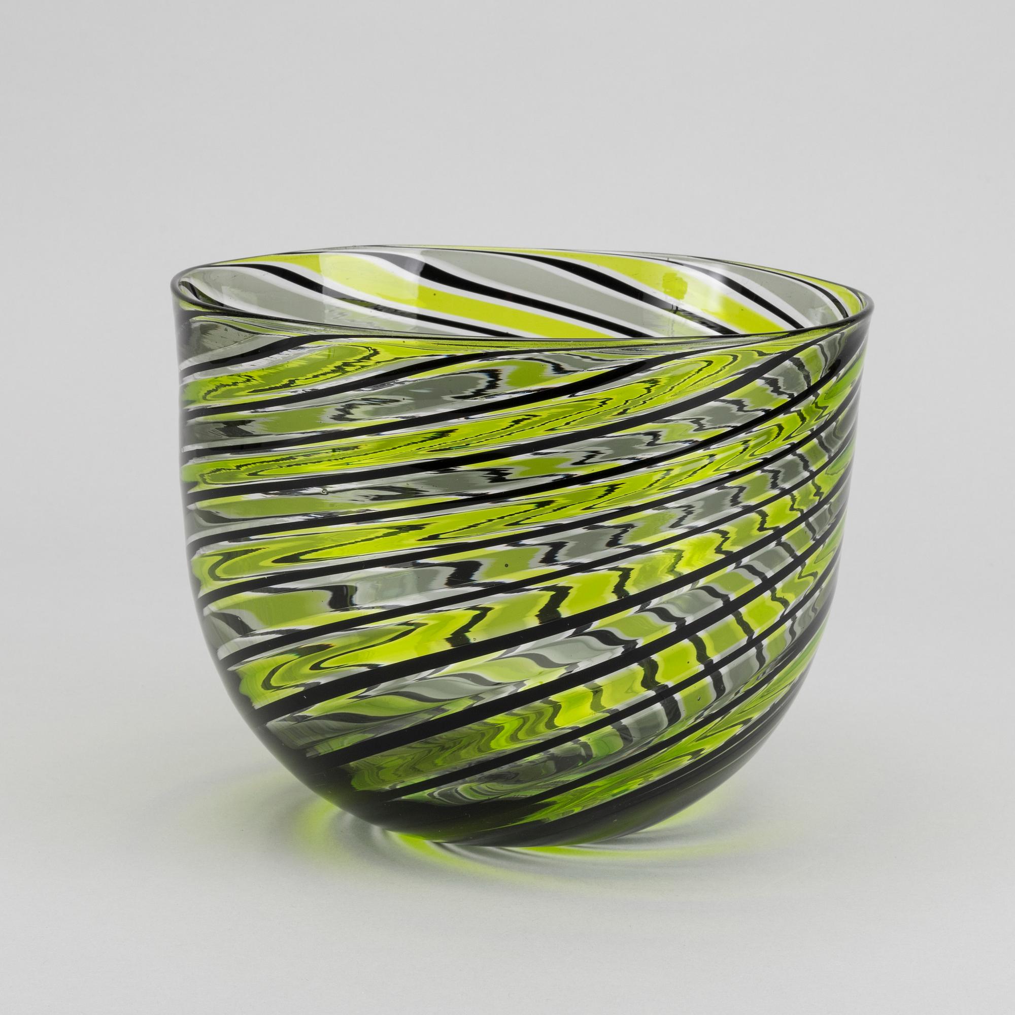 PETER SVARRER, a signed and dated glass bowl.