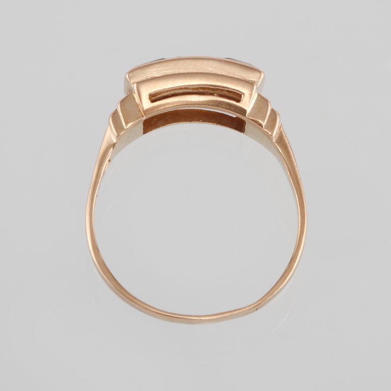 RING, 18K guld med 3 fasettslipade ametister, Gustav Dahlgren & Co, Malmö, 1954. Vikt 3,9 gram.