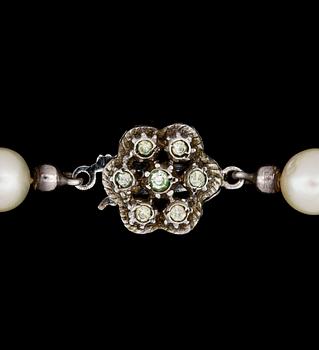 COLLIER, odlade saltvattenspärlor, lås av silver. 1900-talets mitt.