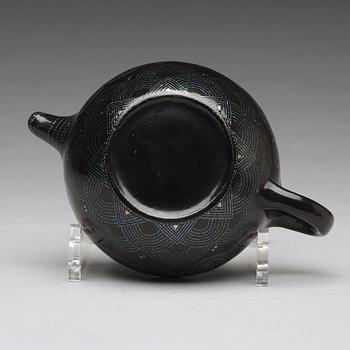 A 'lacque burgautée' imitating yixing tea pot with cover, presumably late Qing dynasty, circa 1900.