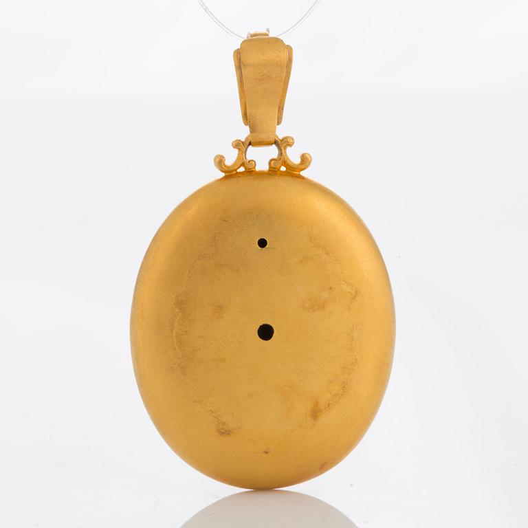 An 18K gold Möllenborg locket.