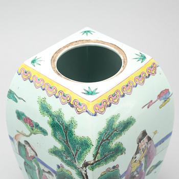 A porcelian chinese vase from the 20th century.