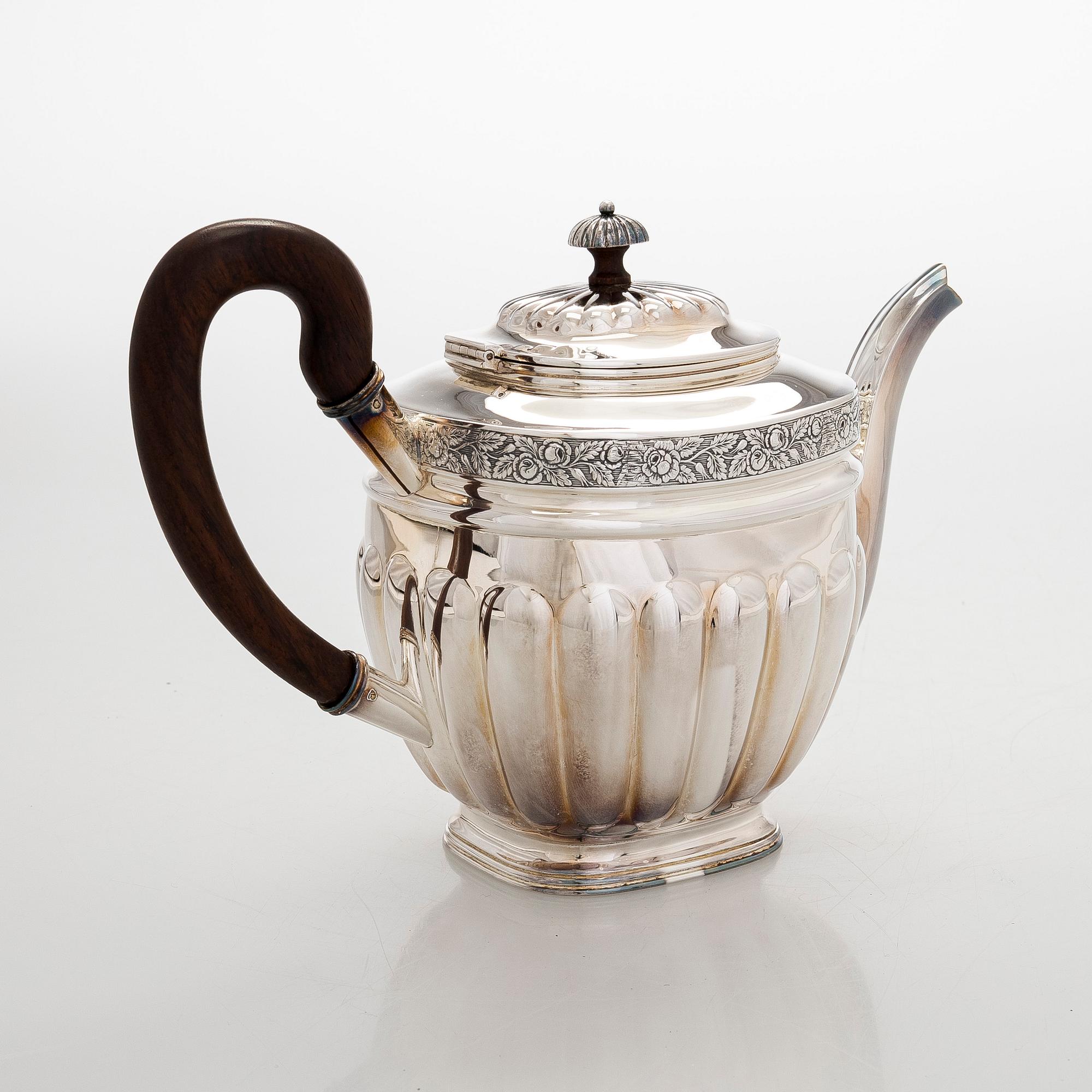 Kahvikannu, hopeaa, biedermeier-tyyli, Kultakeskus Oy, Hämeenlinna, 1966.