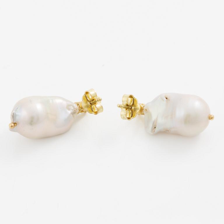 Earrings 18K yellow gold with cultured baroque-shaped freshwater pearls and brilliant-cut diamonds.