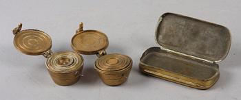MÅTTSATSER, 2 st samt SNUSDOSA. Mässing. 1800/1900-tal.